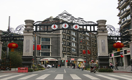 5G基站、紅綠燈等與路燈合桿，讓成都這個(gè)特色街區(qū)更有特色