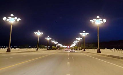 這些景觀路燈，與海東市核心區(qū)的景觀大道如此般配